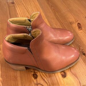 Xena Workwear Womens  Bootie Non Slip brown Cognac size 6.5 EUC 37